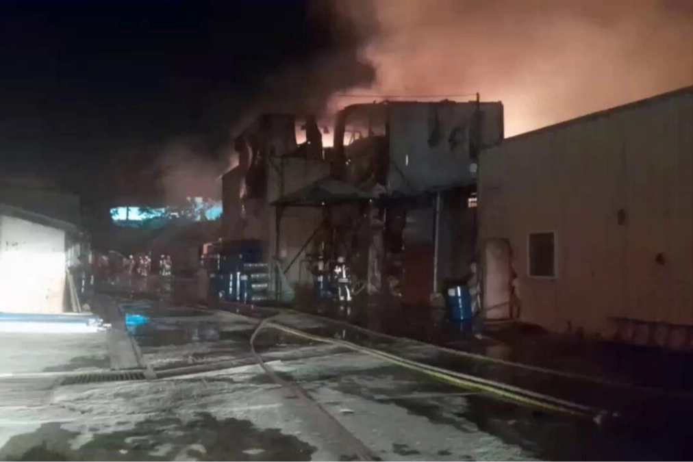 Çekmeköy'de Çıkan Fabrika Yangını Söndürüldü