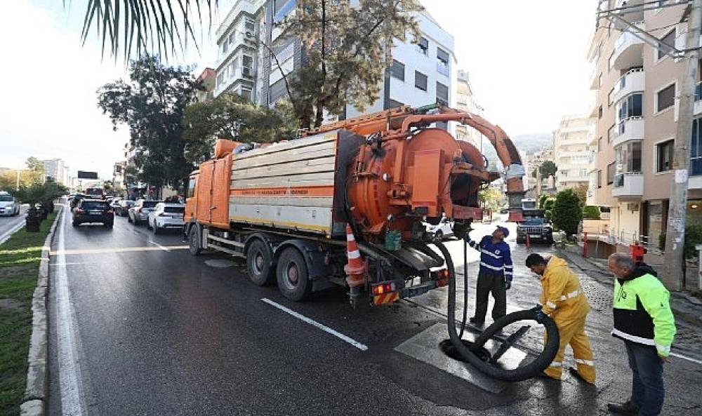 Karaburun'da şiddetli yağış sonrası İZSU'dan hızlı müdahale