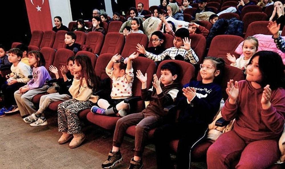 Bornova'da yarıyıl tatili tiyatroyla şenlendi   