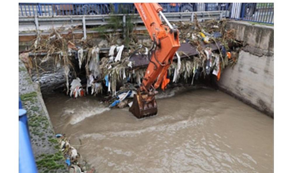 İzmir'de kuvvetli yağış alarmı: 1310 personel, 342 ara&ccedil; ve 200 pompa ile sahada