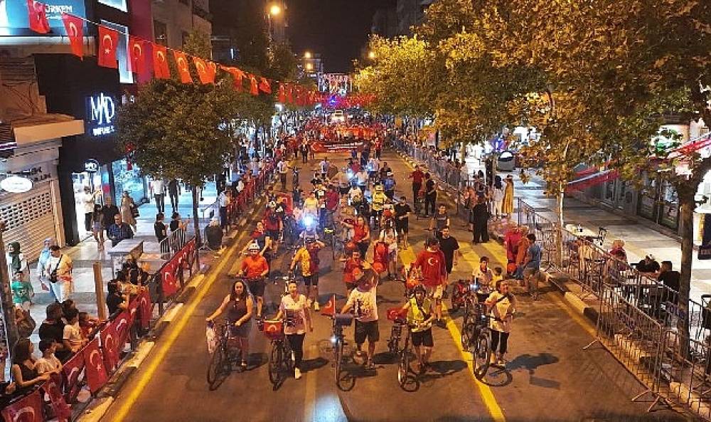 Manisa'da 30 Ağustos Fener Alayı Coşkusu
