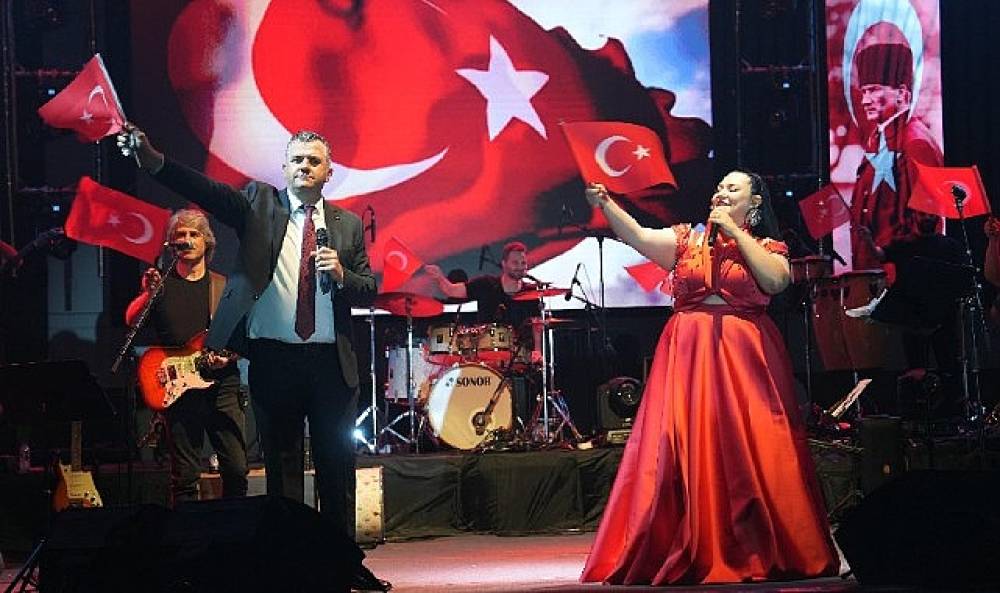 Tuğçe Kandemir Saray'da Coşkulu Konser Verdi