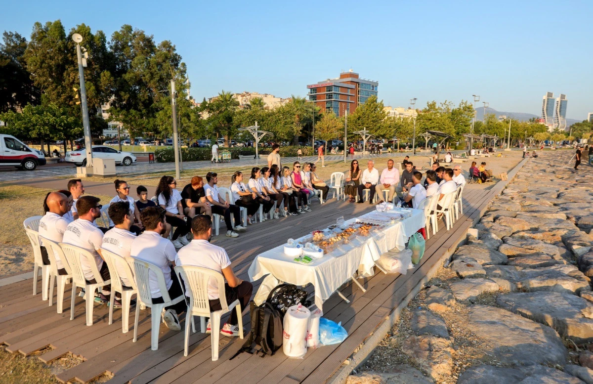BAYRAKLI SAHİLİNDE GÜNBATIMINDA YOGA: DÜNYA YOGA GÜNÜ RENKLİ GÖRÜNTÜLERE SAHNE OLDU