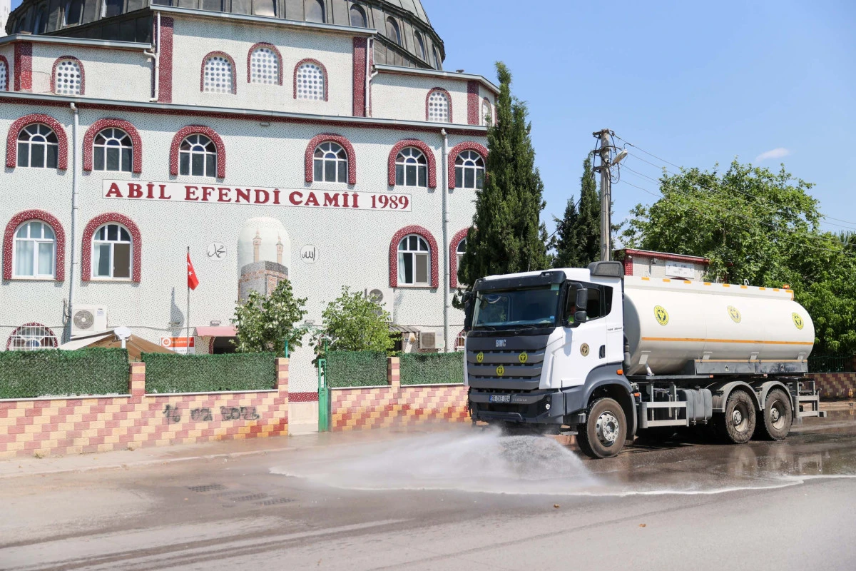 BUCA BAYRAMA TEMİZLİKLE HAZIRLANIYOR: İBADETHANE VE MEZARLIKLARDA SEFERBERLİK