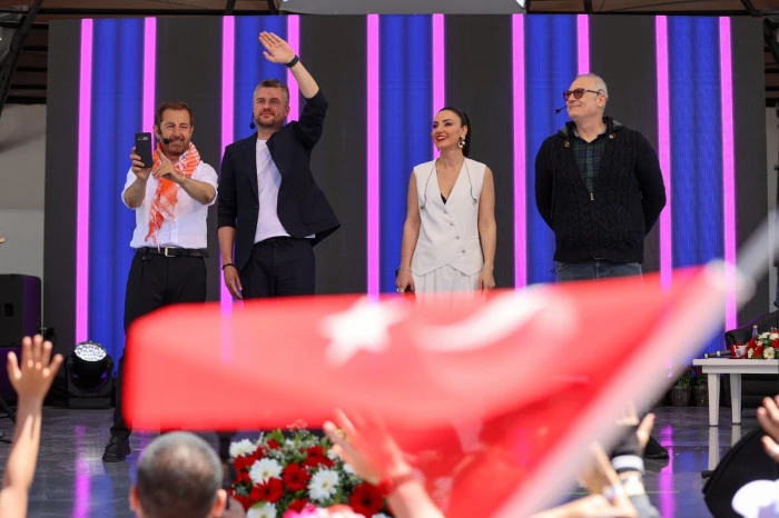 BUCA’DA SANATA AÇILAN KAPI: ZEKİ-METİN AMFİ TİYATRO GÖRKEMLİ BİR PROGRAMLA AÇILDI